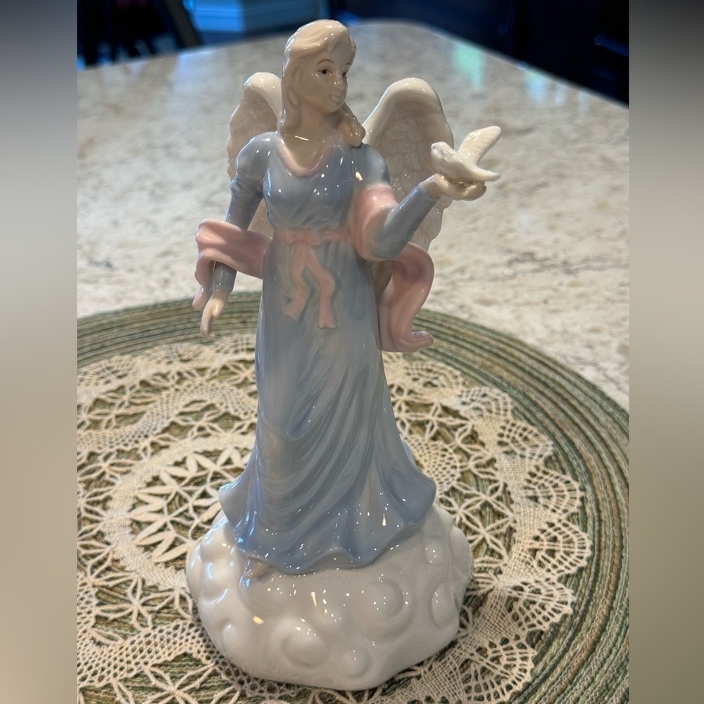 VINTAGE~PORCELAIN~ANGEL & DOVE~SANKYO MUSIC BOX~ANGELS WE HAVE HEARD ON HIGH~BR*
